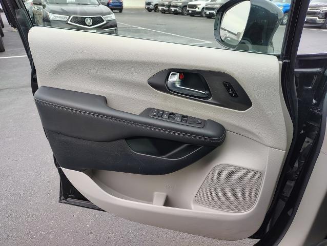 2024 Chrysler Pacifica Vehicle Photo in GREEN BAY, WI 54304-5303