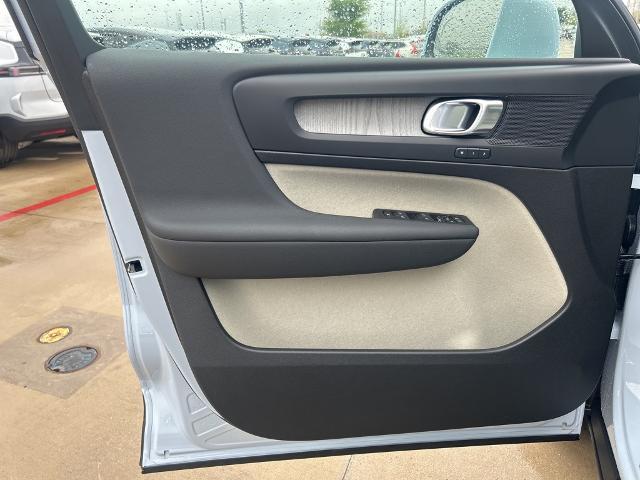 2025 Volvo XC40 Vehicle Photo in Grapevine, TX 76051