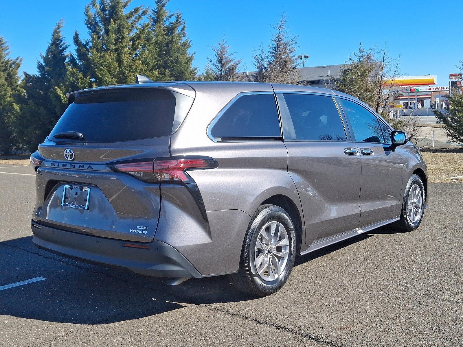 2022 Toyota Sienna Vehicle Photo in Trevose, PA 19053