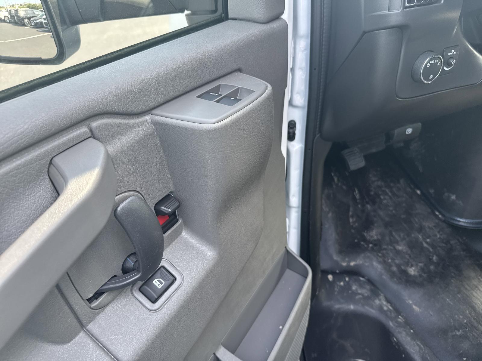 2025 Chevrolet Express Cutaway 3500 Vehicle Photo in GEORGETOWN, TX 78626-7508