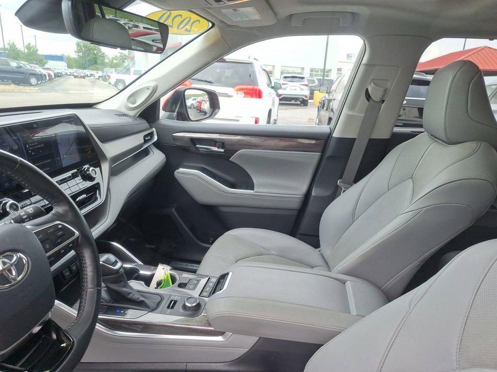 2020 Toyota Highlander Vehicle Photo in Marion, IA 52302