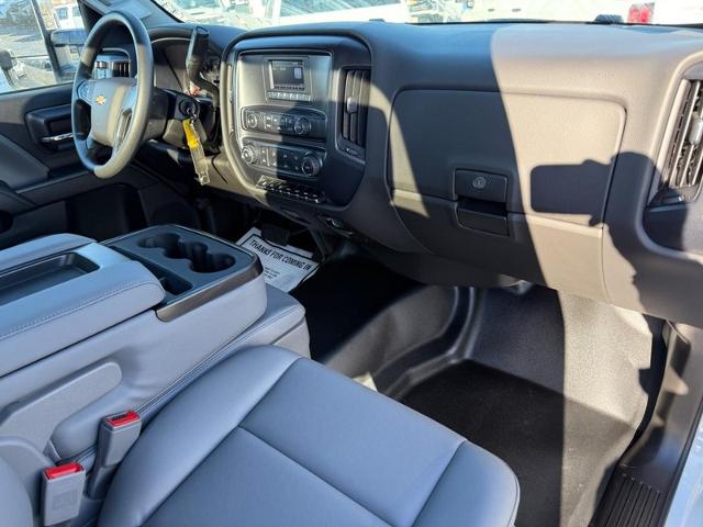 2024 Chevrolet Silverado 5500 HD Vehicle Photo in COLUMBIA, MO 65203-3903