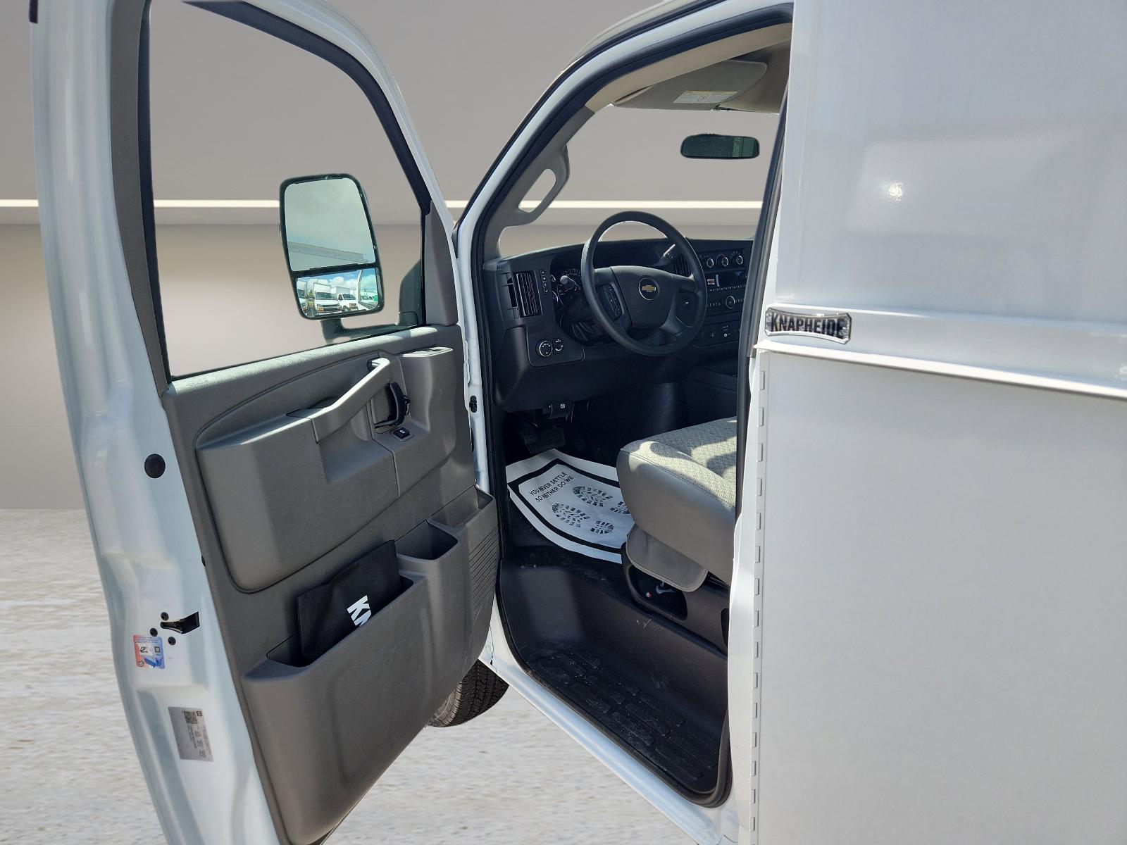 2025 Chevrolet Express Cutaway 3500 Vehicle Photo in GEORGETOWN, TX 78626-7508