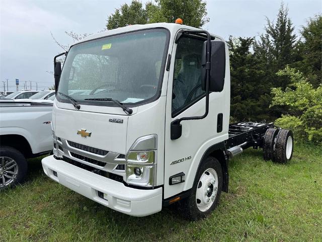 2024 Chevrolet Low Cab Forward 4500 Vehicle Photo in ALCOA, TN 37701-3235