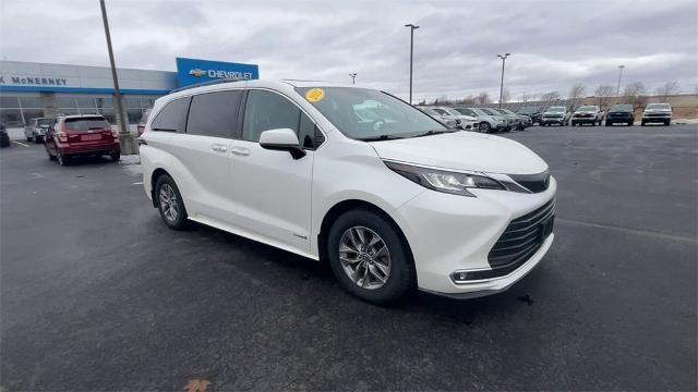 2021 Toyota Sienna Vehicle Photo in TULLY, NY 13159-3159