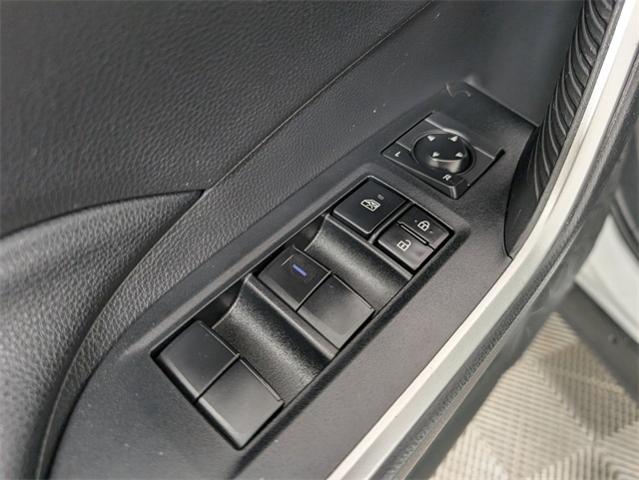 2019 Toyota RAV4 Vehicle Photo in ENGLEWOOD, CO 80113-6708