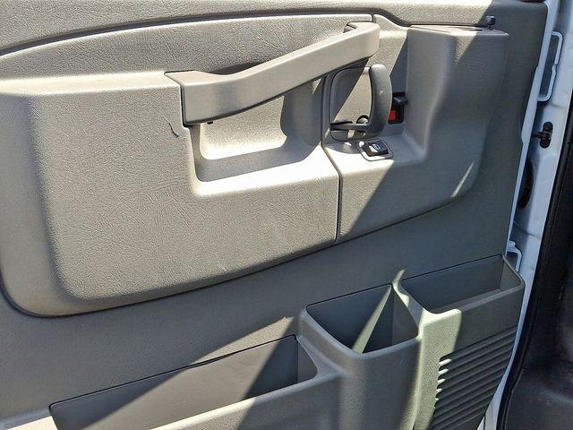 2023 GMC Savana Passenger 3500 Vehicle Photo in DANBURY, CT 06810-5034