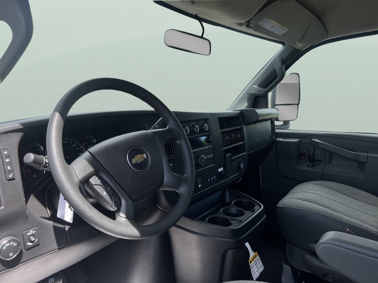 2025 Chevrolet Express Cutaway 3500 Vehicle Photo in GEORGETOWN, TX 78626-7508