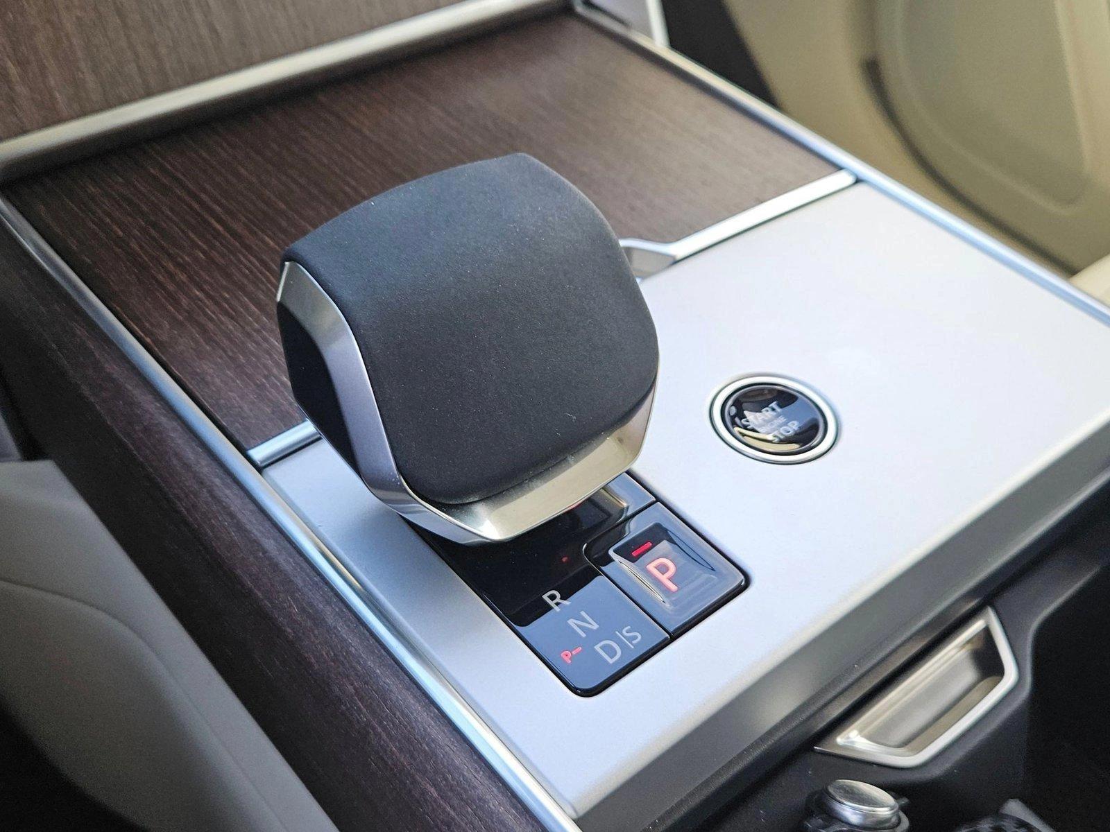 2025 Land Rover Range Rover Vehicle Photo in LAS VEGAS, NV 89146-3033