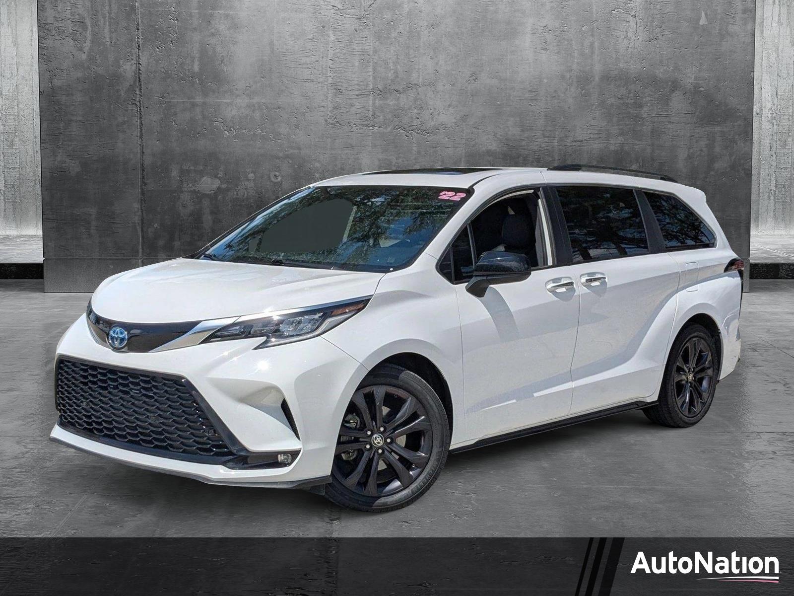 2022 Toyota Sienna Vehicle Photo in PEMBROKE PINES, FL 33024-6534