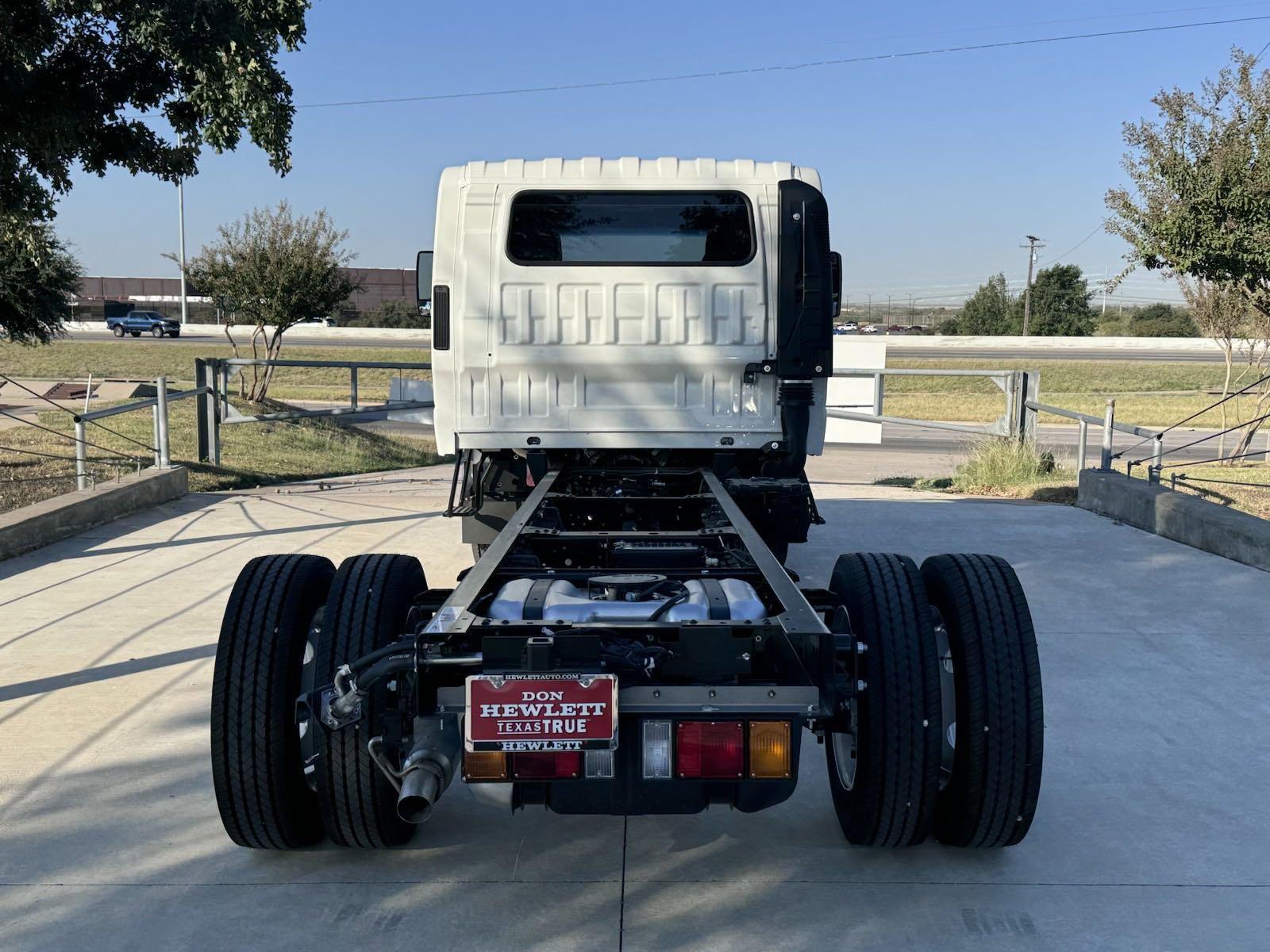 2025 Chevrolet Low Cab Forward 5500 XG Vehicle Photo in GEORGETOWN, TX 78626-7508