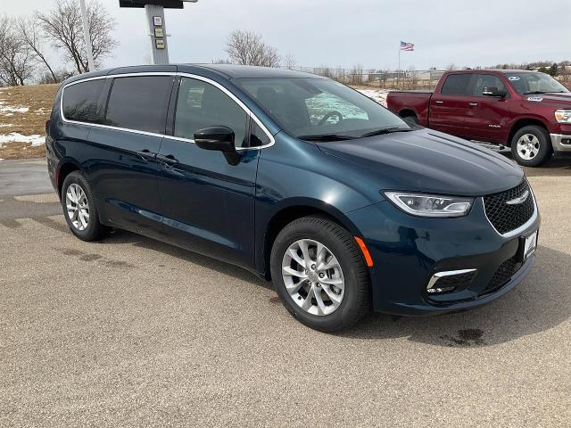 2025 Chrysler Pacifica Vehicle Photo in Kaukauna, WI 54130