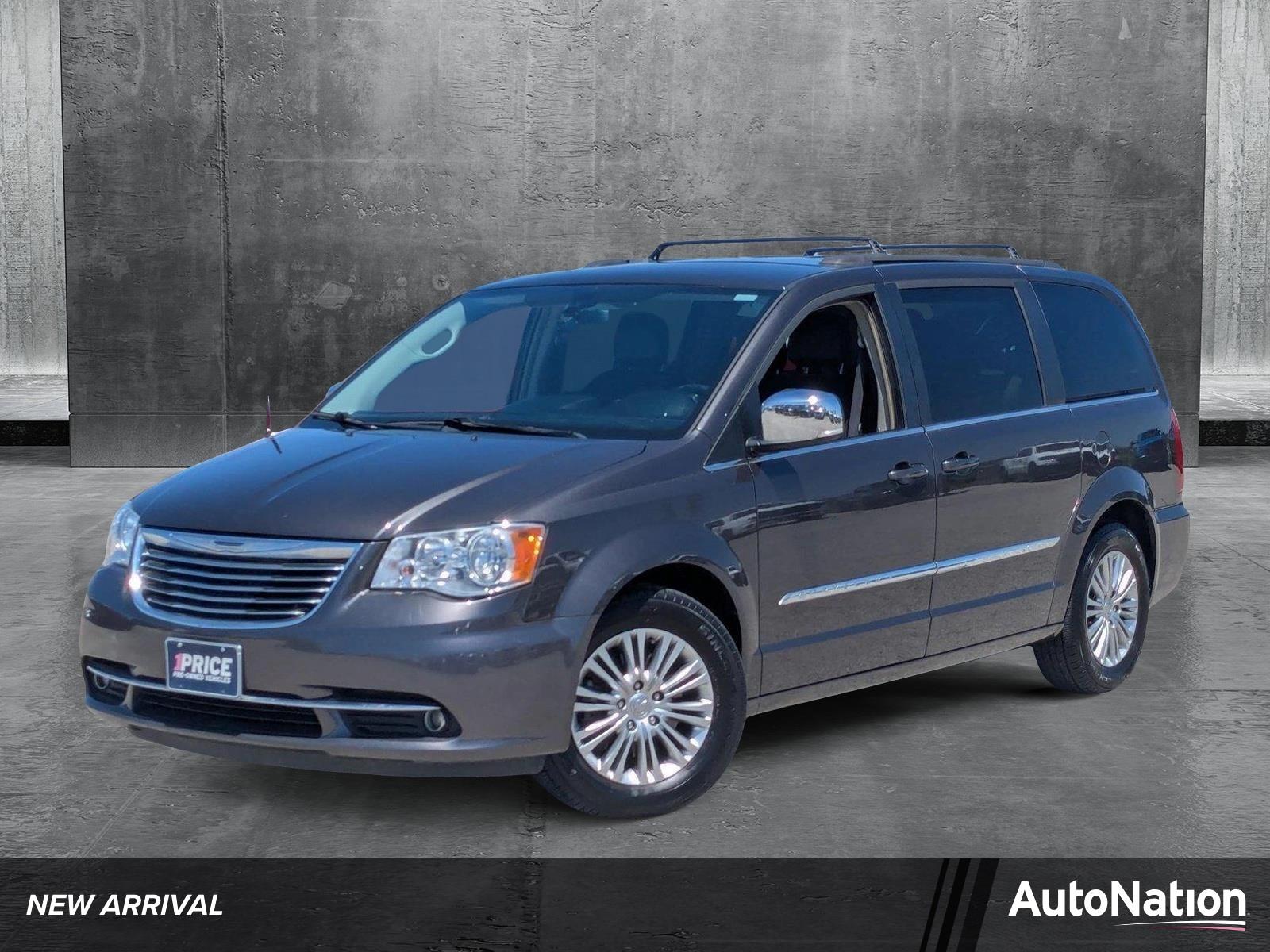 2015 Chrysler Town & Country Vehicle Photo in Valencia, CA 91355