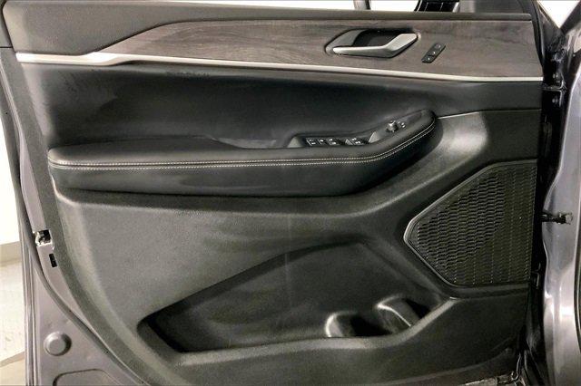 2024 Jeep Grand Cherokee L Vehicle Photo in KANSAS CITY, MO 64114-4502