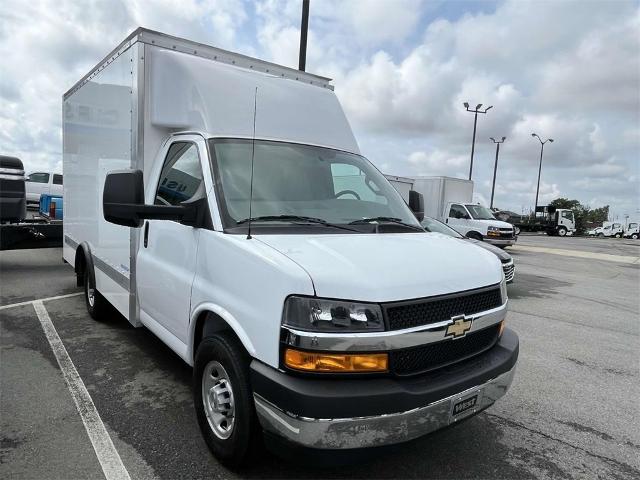 2024 Chevrolet Express Cutaway 3500 Vehicle Photo in ALCOA, TN 37701-3235