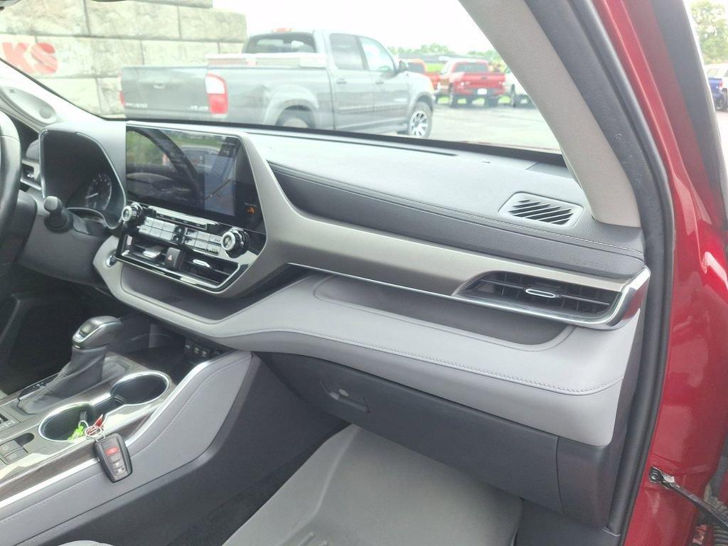 2020 Toyota Highlander Vehicle Photo in Marion, IA 52302