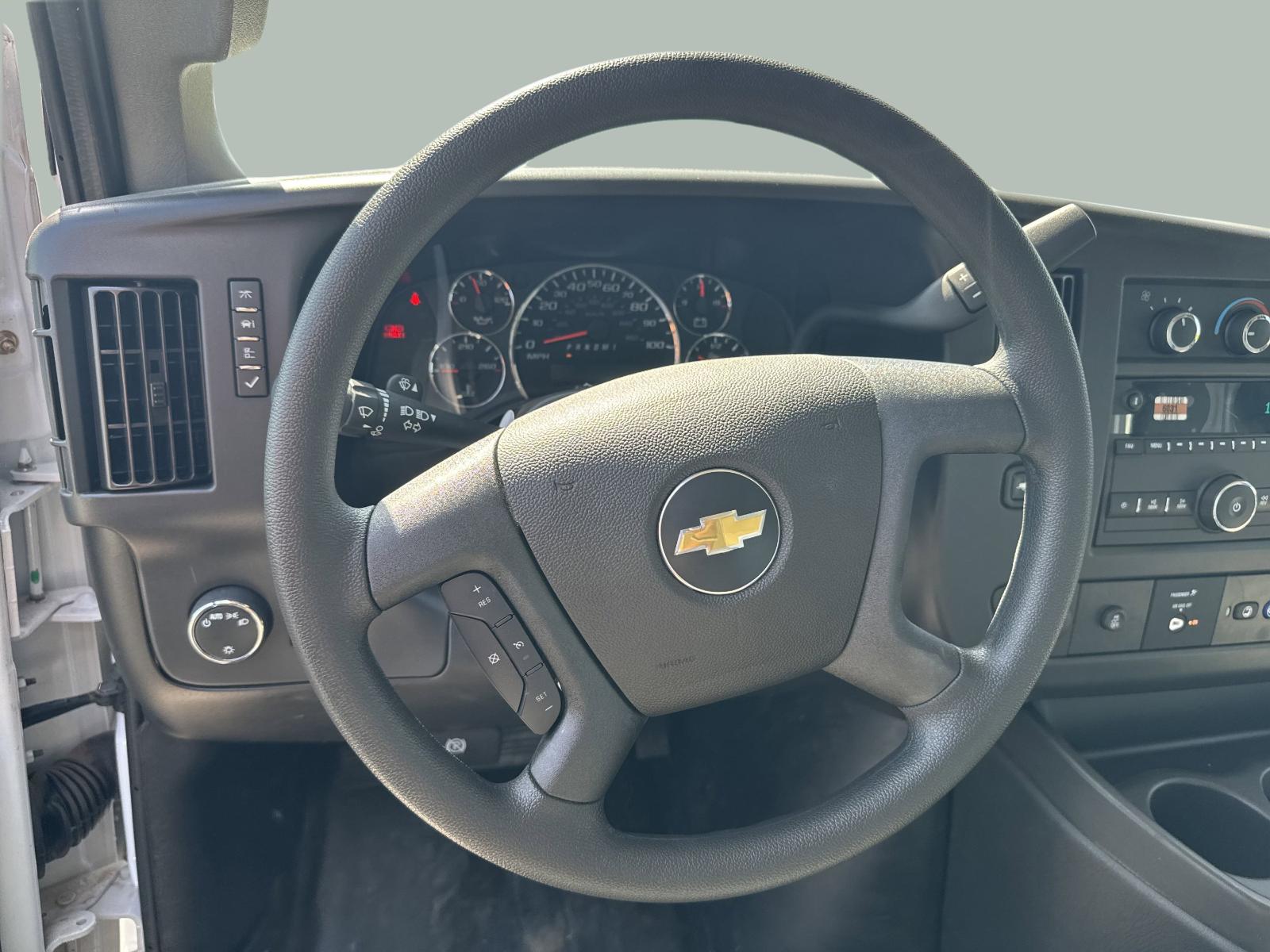2025 Chevrolet Express Cutaway 3500 Vehicle Photo in GEORGETOWN, TX 78626-7508
