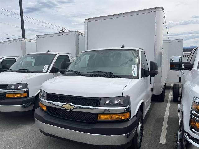 2023 Chevrolet Express Cutaway 3500 Vehicle Photo in ALCOA, TN 37701-3235