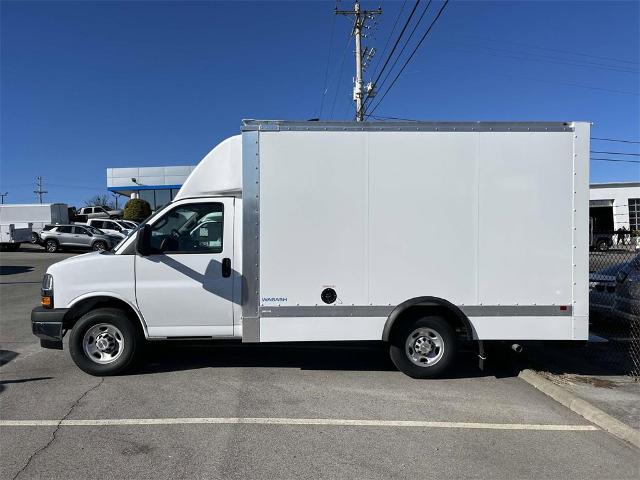 2024 Chevrolet Express Cutaway 3500 Vehicle Photo in ALCOA, TN 37701-3235