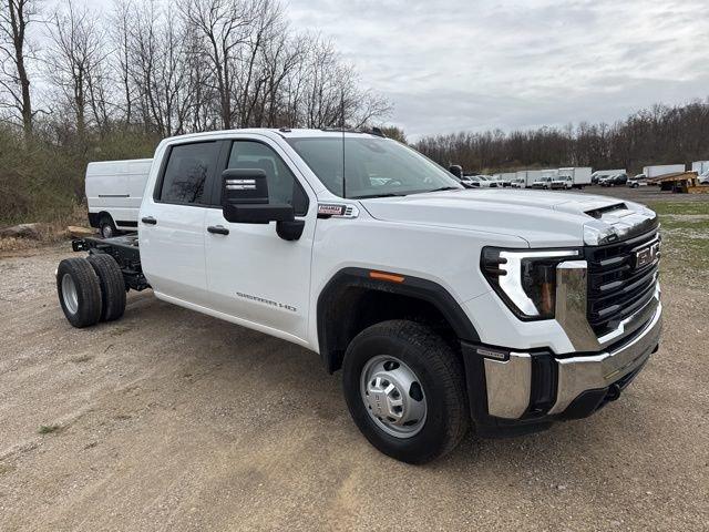 2025 GMC Sierra 3500 HD Chassis Cab Vehicle Photo in MEDINA, OH 44256-9631