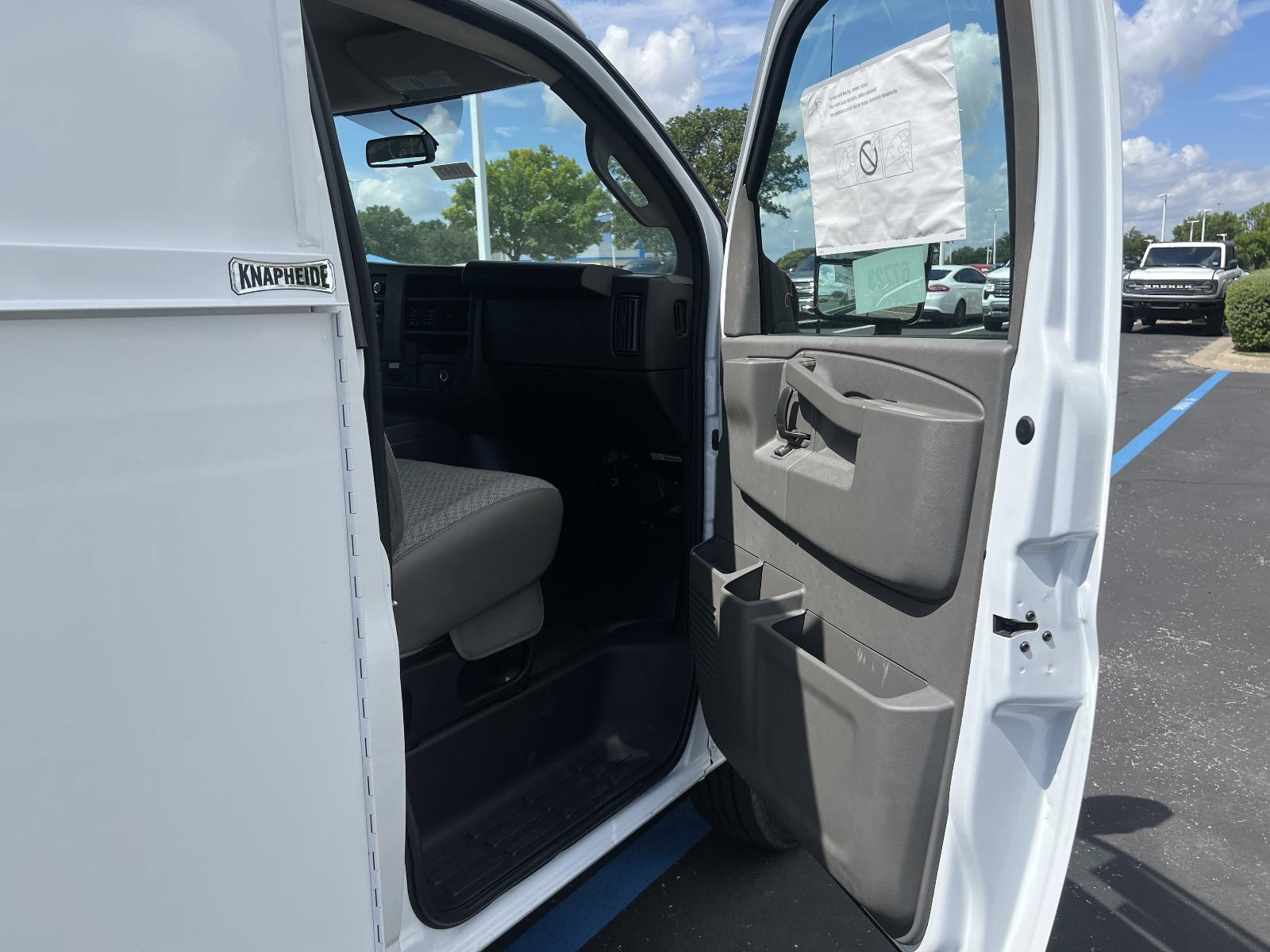 2025 Chevrolet Express Cutaway 3500 Vehicle Photo in GEORGETOWN, TX 78626-7508