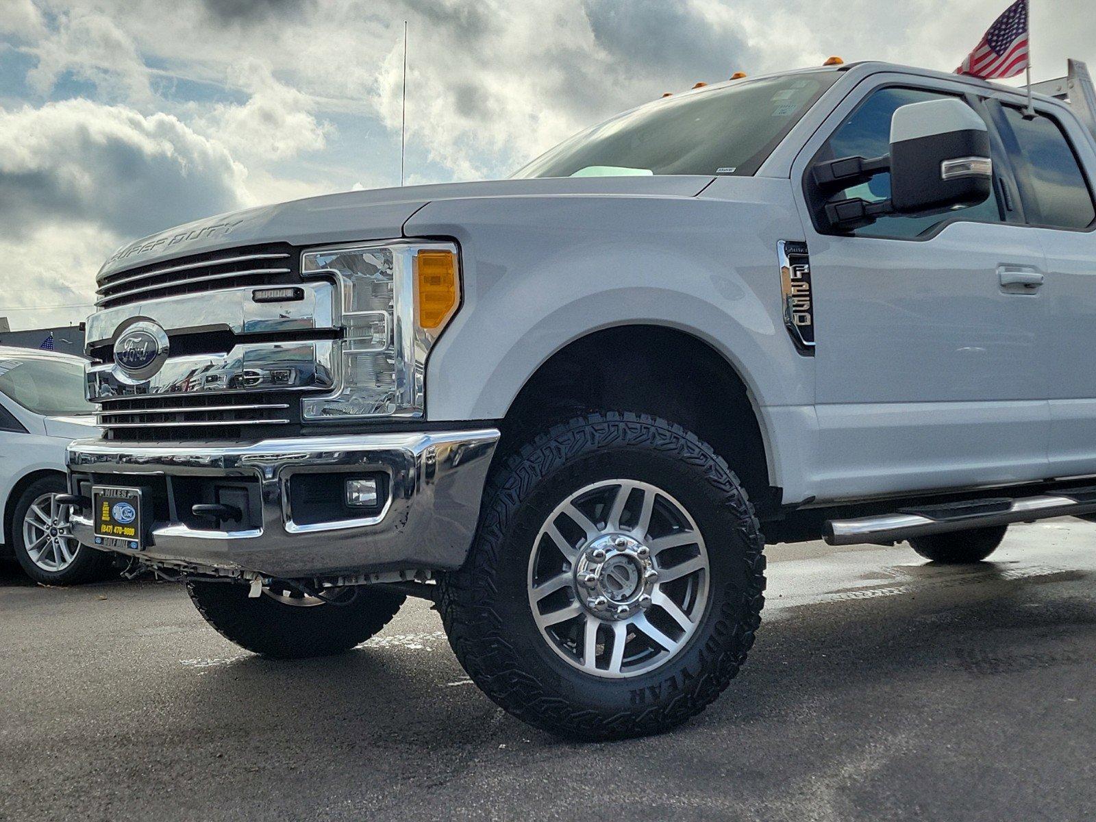 2017 Ford Super Duty F-250 SRW Vehicle Photo in Saint Charles, IL 60174