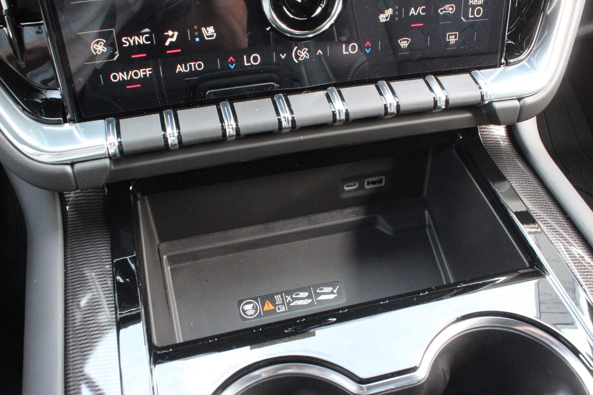2025 GMC Yukon XL Vehicle Photo in AURORA, CO 80012-4011