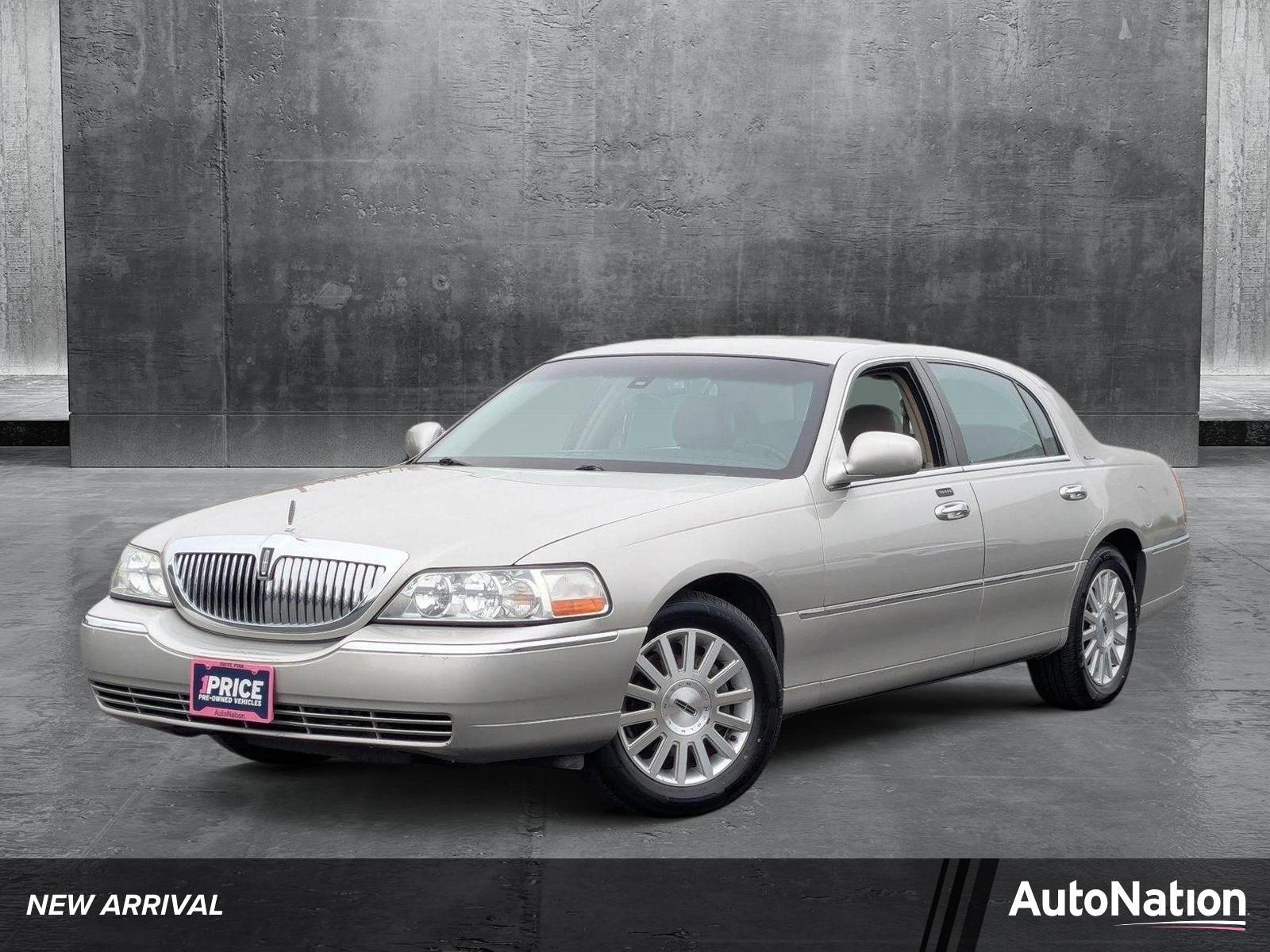 2003 Lincoln Town Car Vehicle Photo in VALENCIA, CA 91355-1705