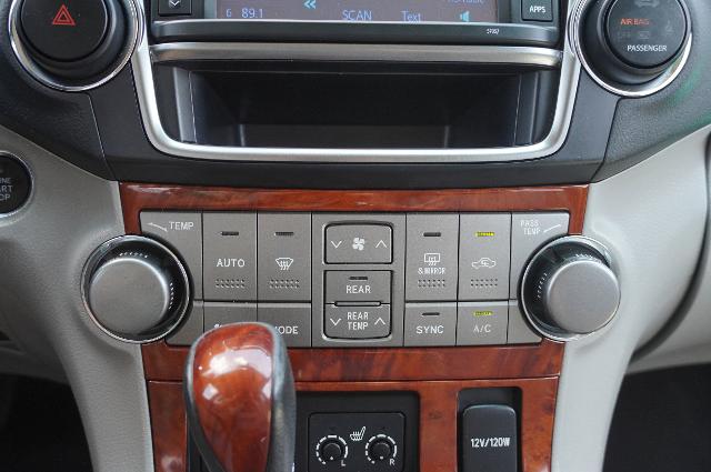 2013 Toyota Highlander Vehicle Photo in Riverdale, UT 84405
