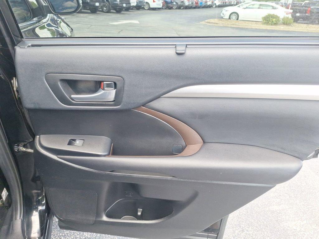 2019 Toyota Highlander Vehicle Photo in Marion, IA 52302