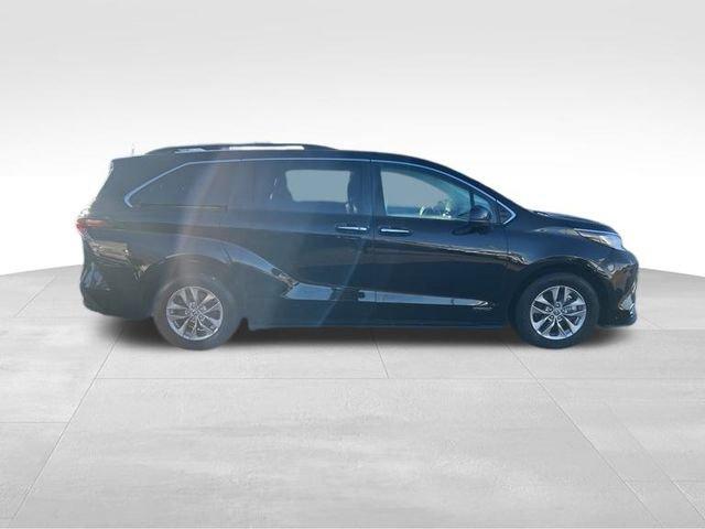 2021 Toyota Sienna Vehicle Photo in MEDINA, OH 44256-9631