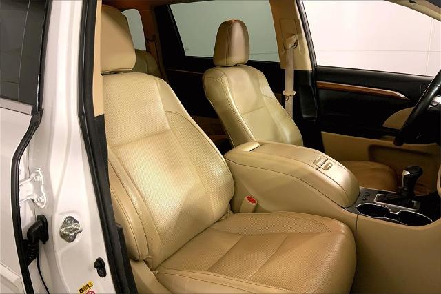 2017 Toyota Highlander Vehicle Photo in Lees Summit, MO 64086
