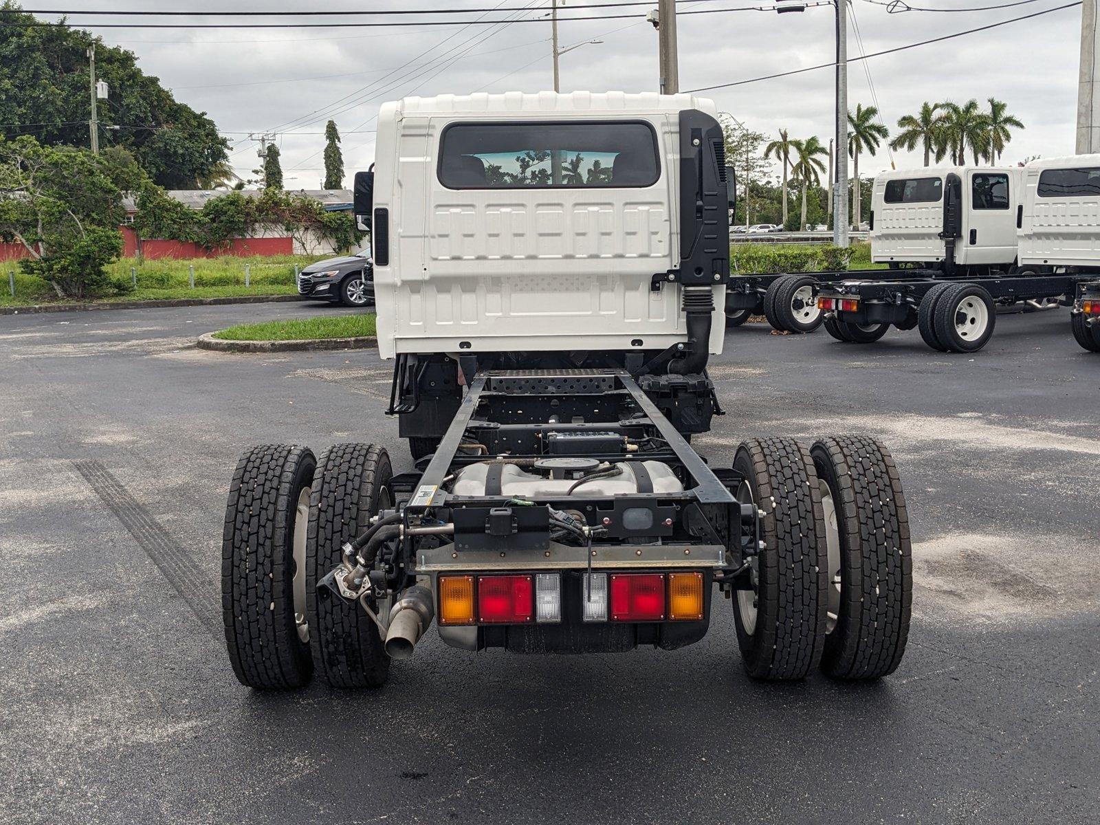 2024 Chevrolet Low Cab Forward 4500 Vehicle Photo in GREENACRES, FL 33463-3207