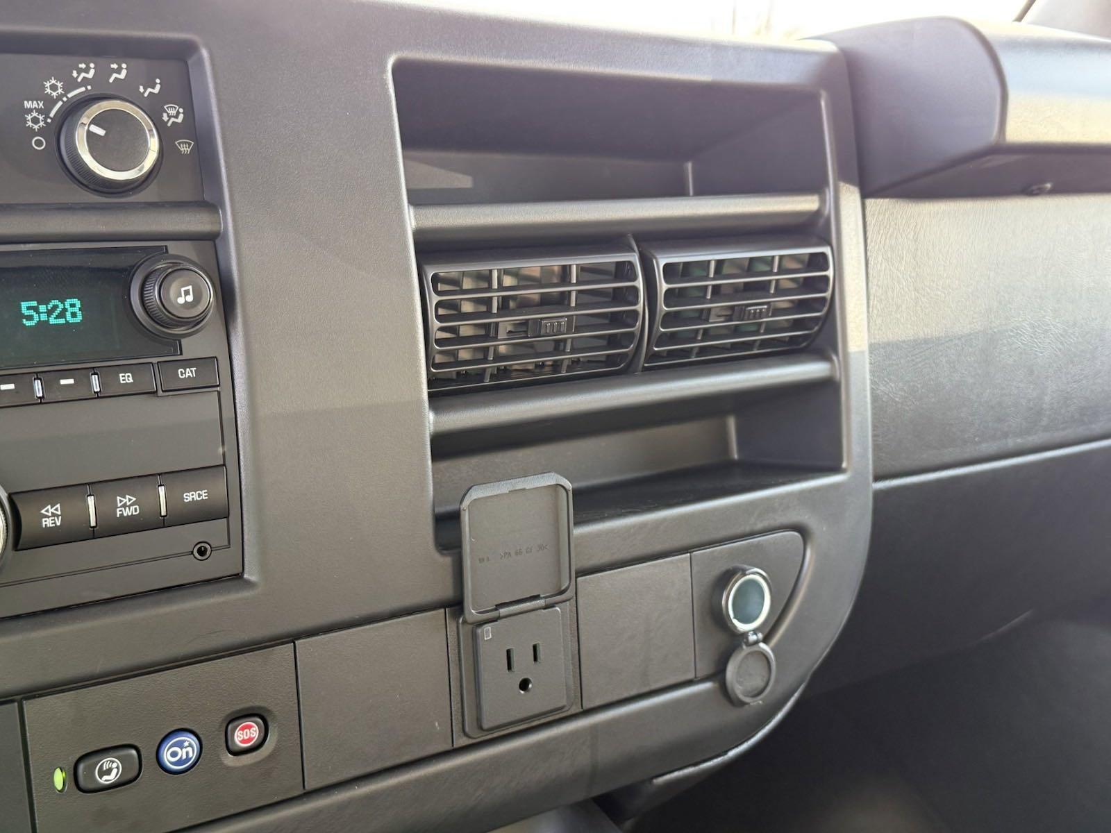 2024 Chevrolet Express Cutaway 3500 Vehicle Photo in GEORGETOWN, TX 78626-7508