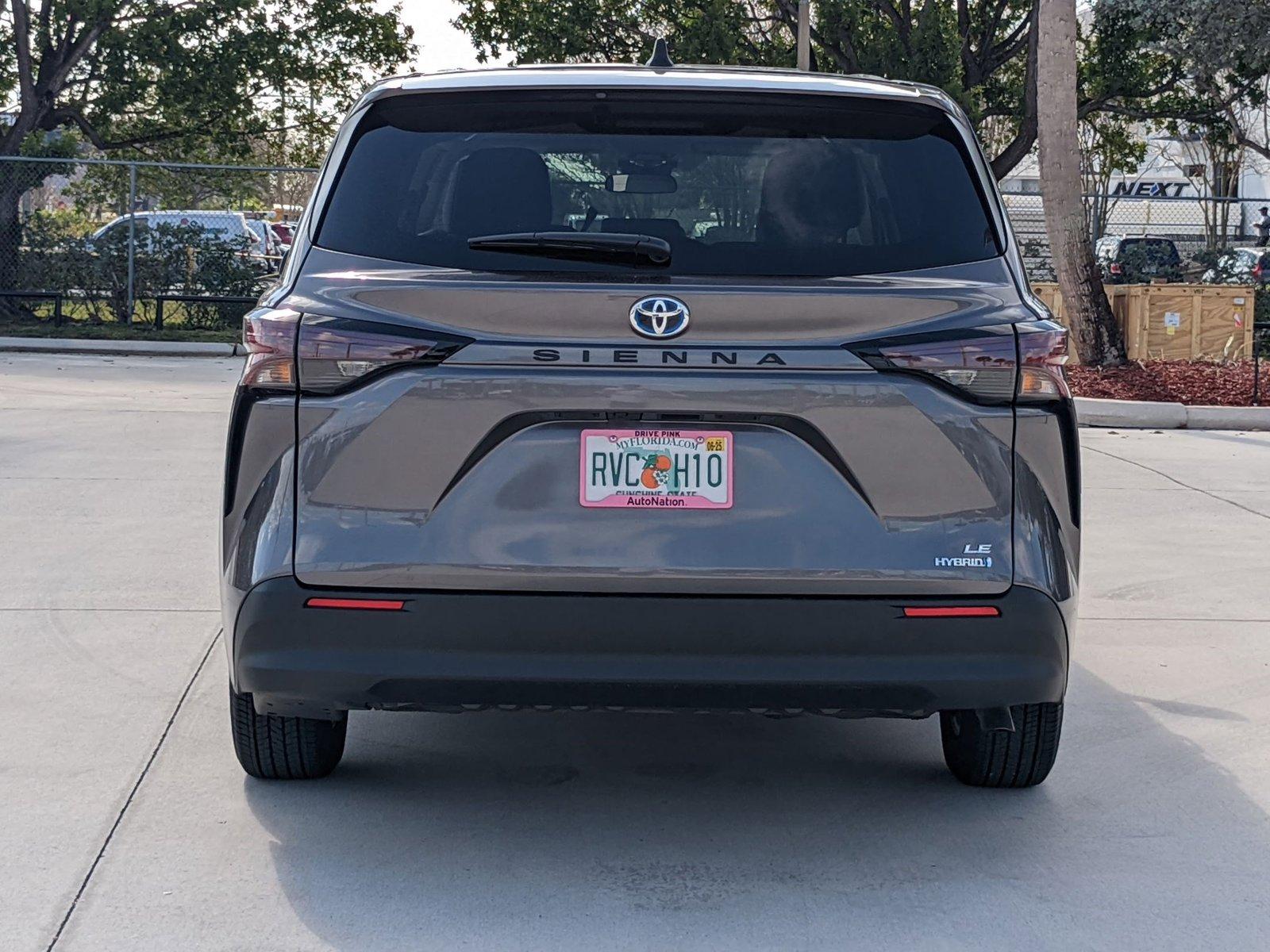 2024 Toyota Sienna Vehicle Photo in Davie, FL 33331