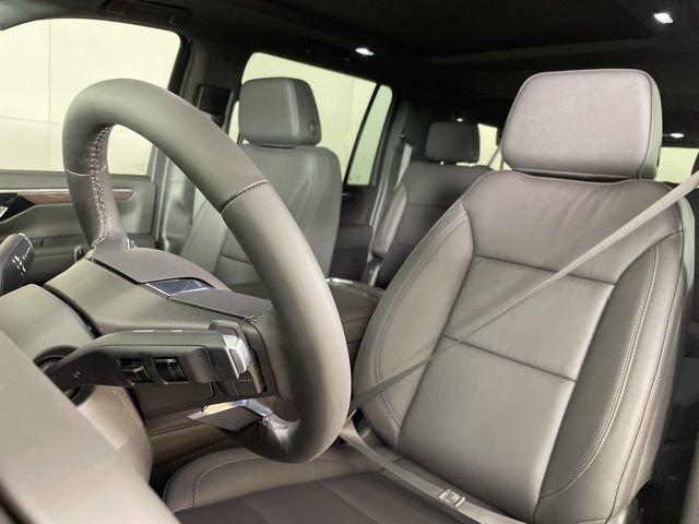 2025 Chevrolet Suburban Vehicle Photo in PHOENIX, AZ 85014-3381