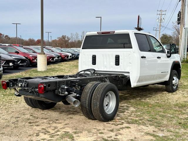 2025 GMC Sierra 3500 HD Chassis Cab Vehicle Photo in COLUMBIA, MO 65203-3903