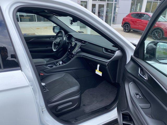 2025 Jeep Grand Cherokee L Vehicle Photo in Doylsetown, PA 18901