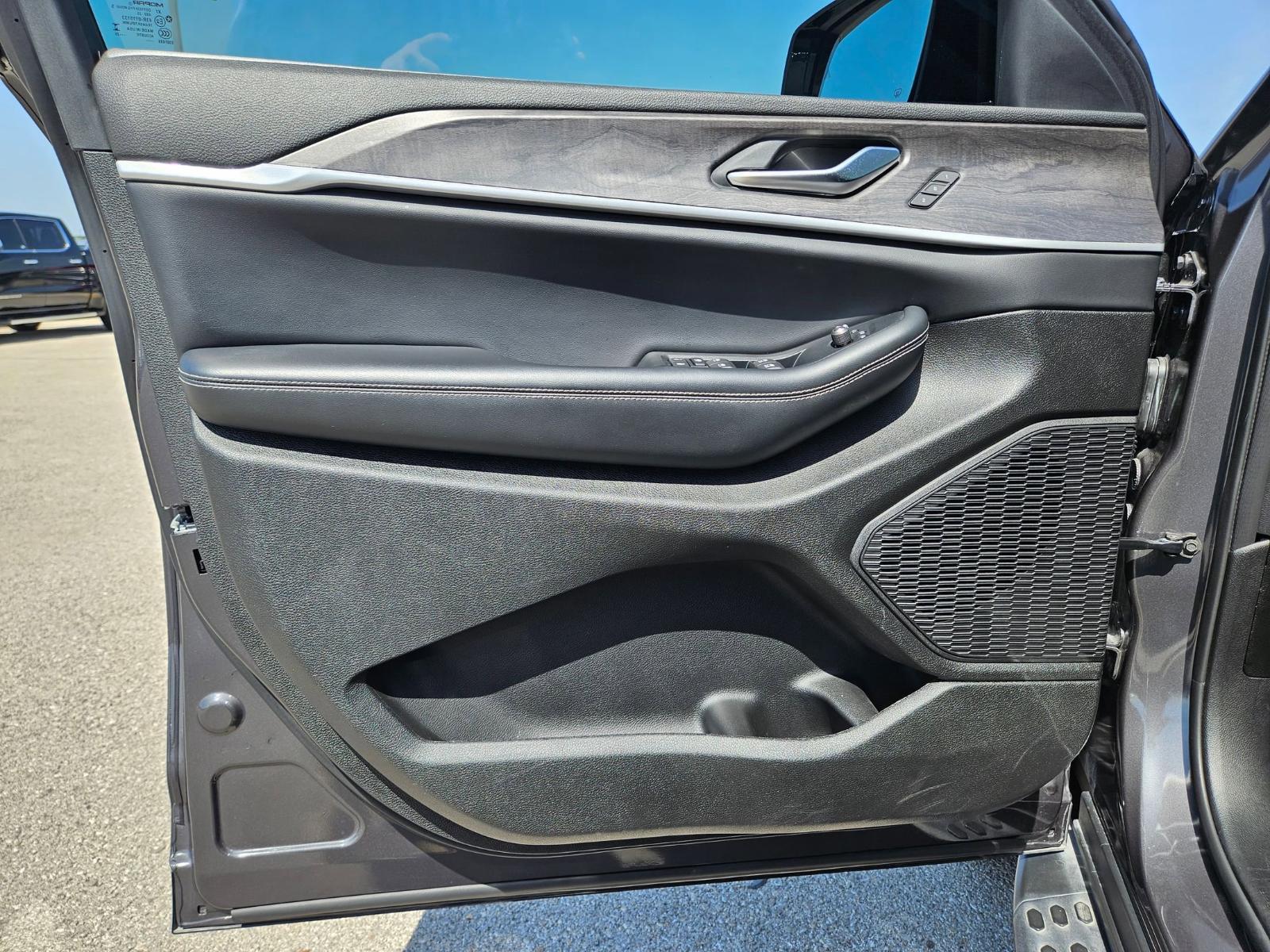 2023 Jeep Grand Cherokee Vehicle Photo in Seguin, TX 78155