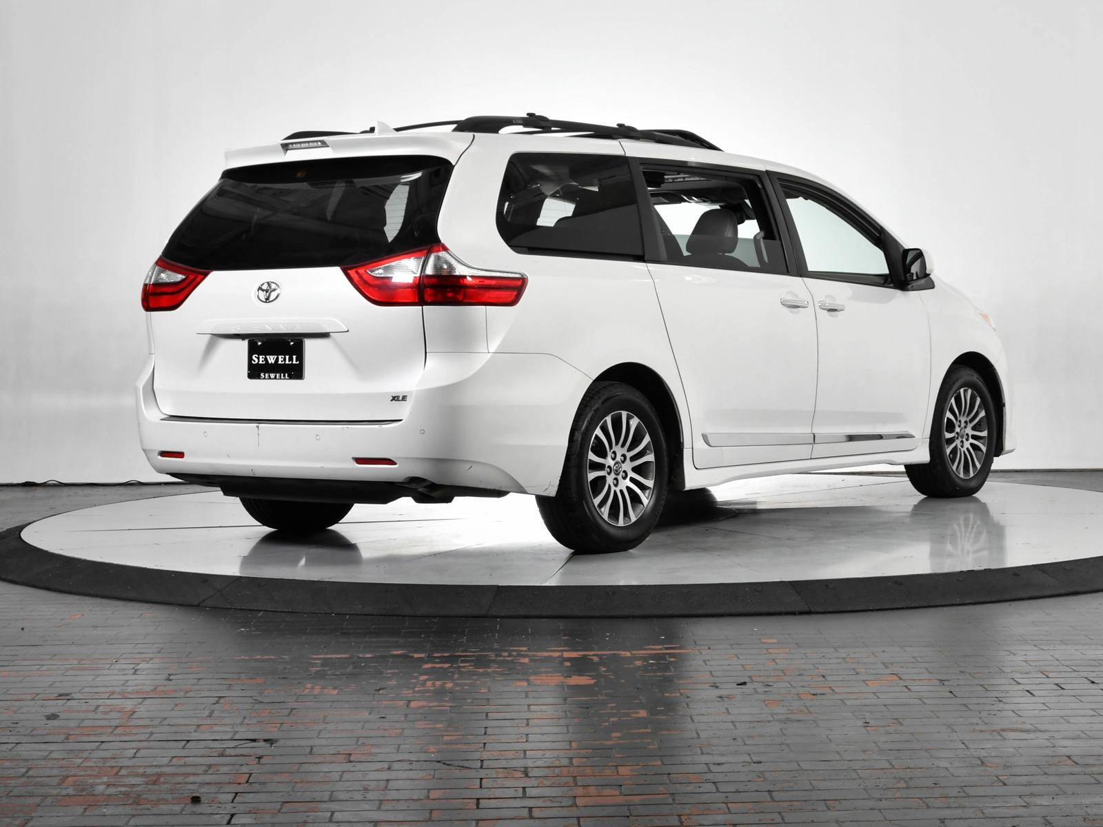 2019 Toyota Sienna Vehicle Photo in DALLAS, TX 75235