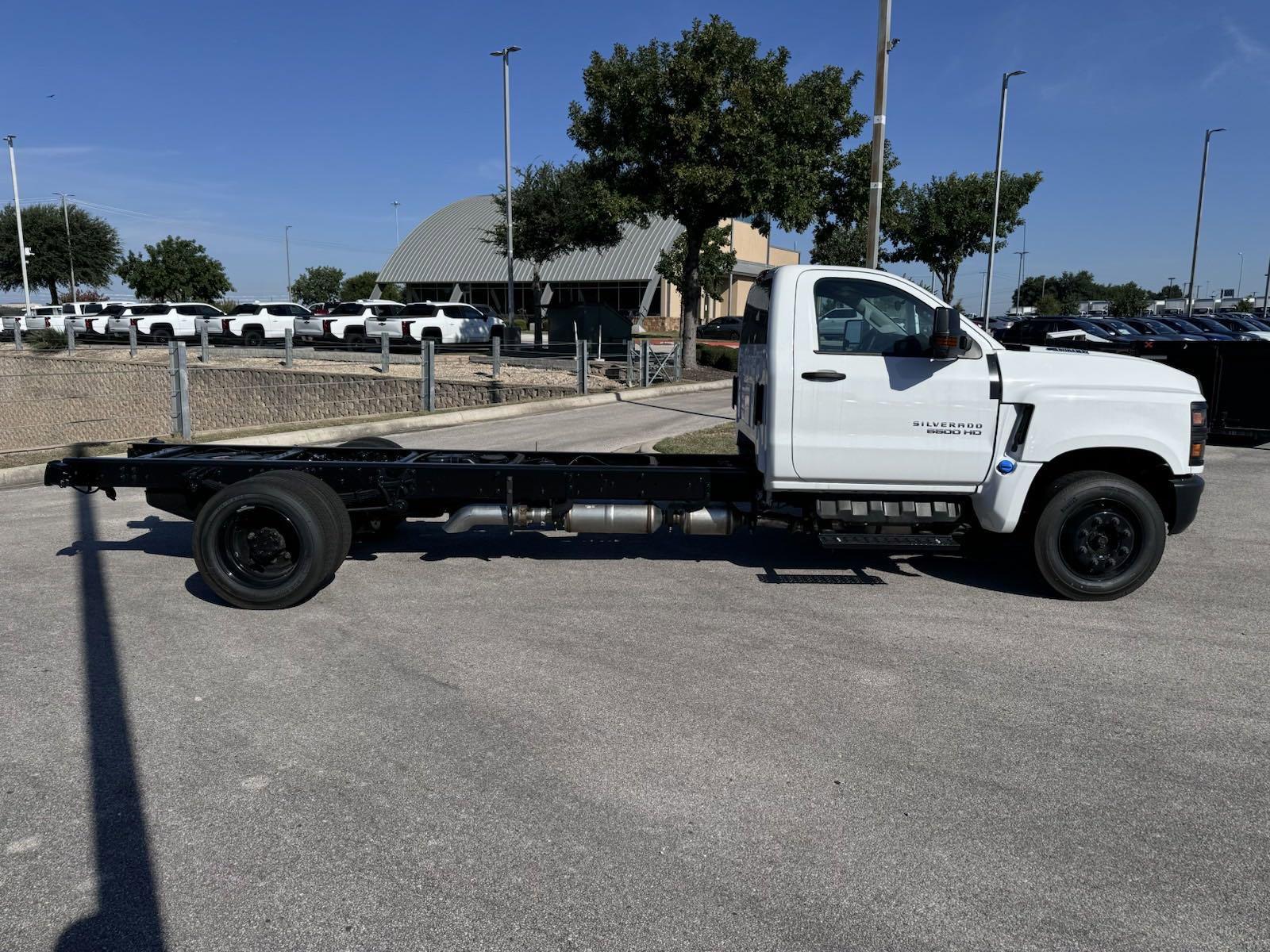2024 Chevrolet Silverado 6500 HD Vehicle Photo in GEORGETOWN, TX 78626-7508