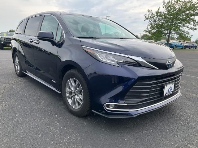 2021 Toyota Sienna Vehicle Photo in Oshkosh, WI 54904