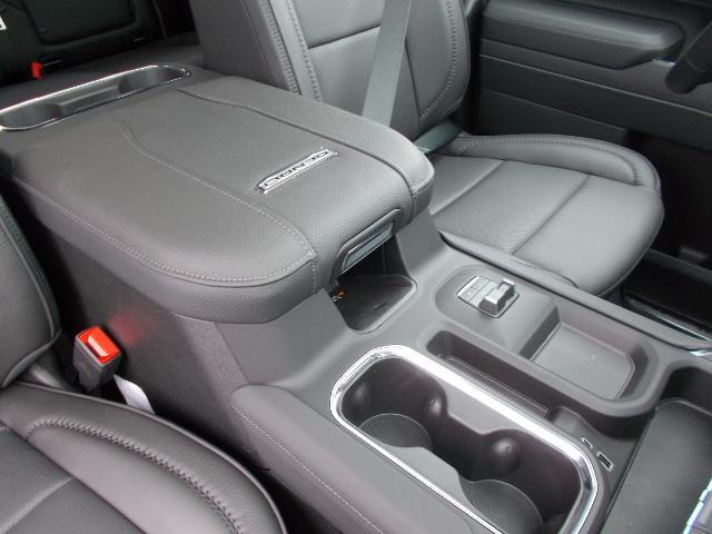 2025 GMC Sierra 2500 HD Vehicle Photo in LOWELL, MA 01852-4336