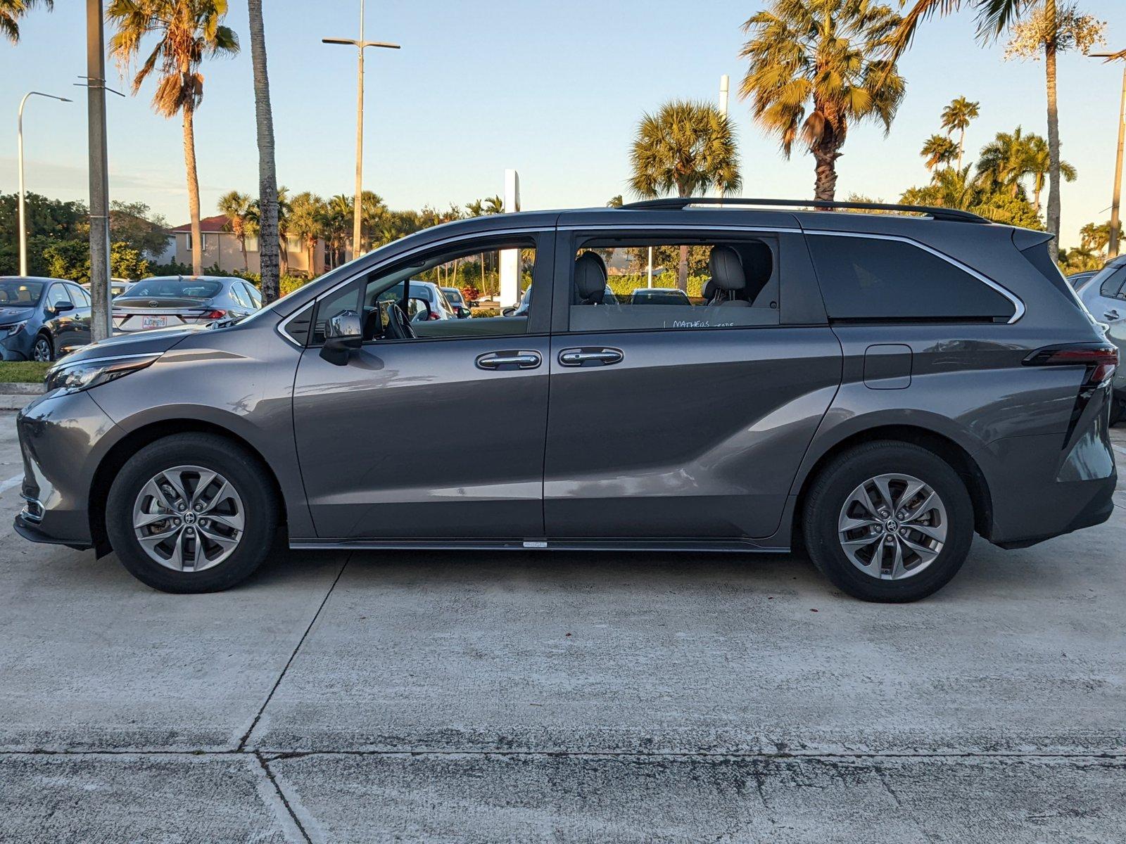 2023 Toyota Sienna Vehicle Photo in Davie, FL 33331