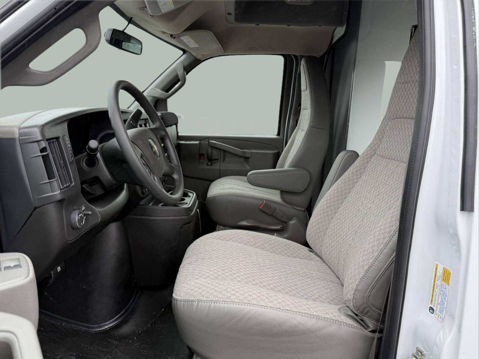 2024 Chevrolet Express Cutaway 3500 Vehicle Photo in GEORGETOWN, TX 78626-7508