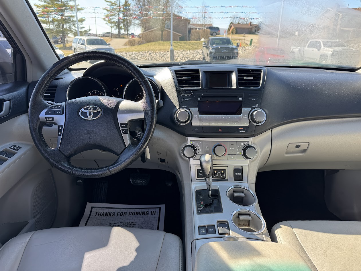 2011 Toyota Highlander Vehicle Photo in BOONVILLE, IN 47601-9633