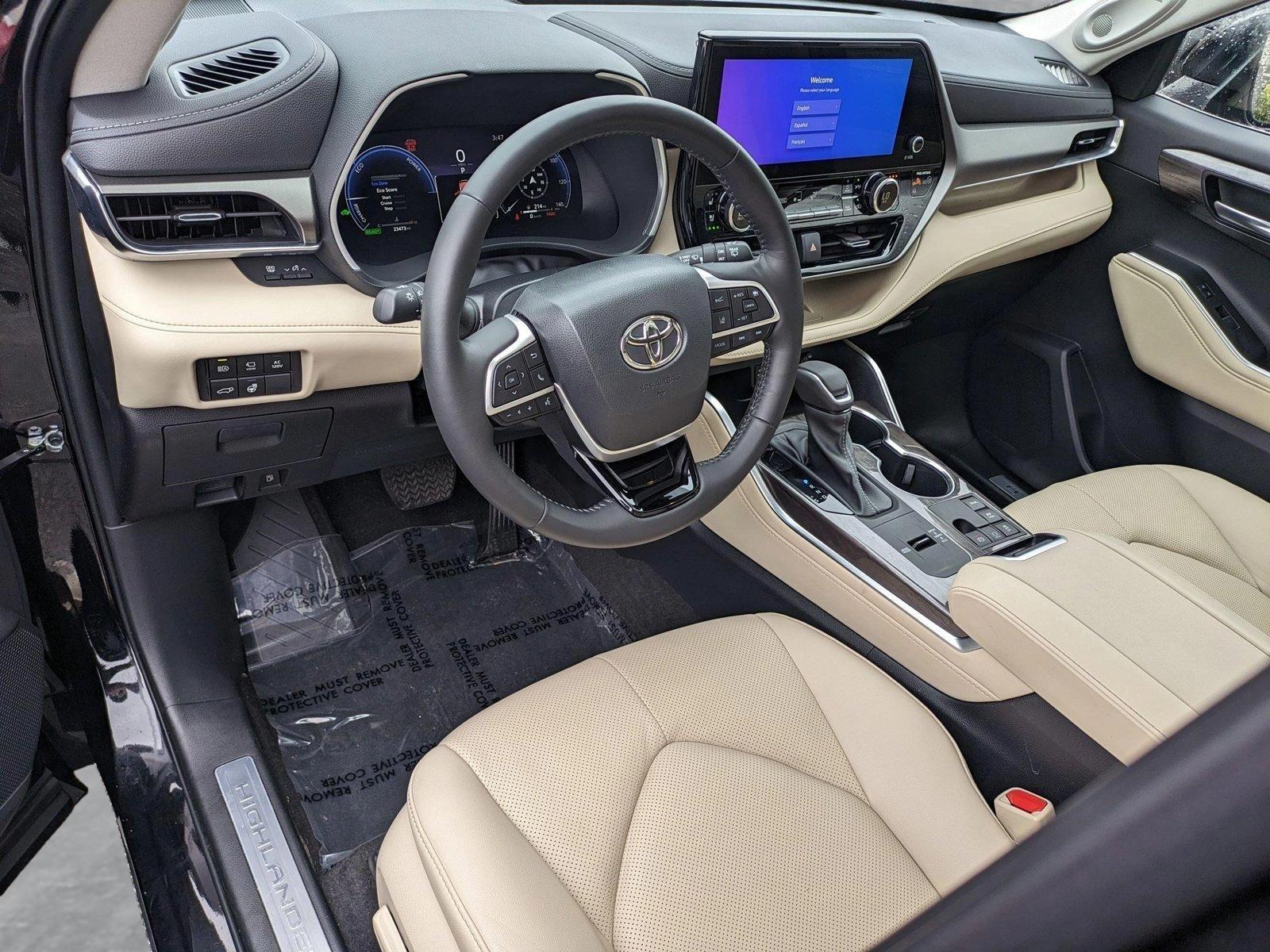 2023 Toyota Highlander Vehicle Photo in Sarasota, FL 34231