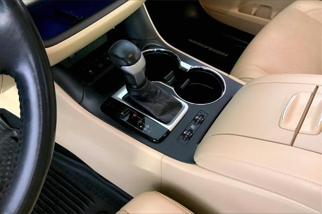 2017 Toyota Highlander Vehicle Photo in Lees Summit, MO 64086