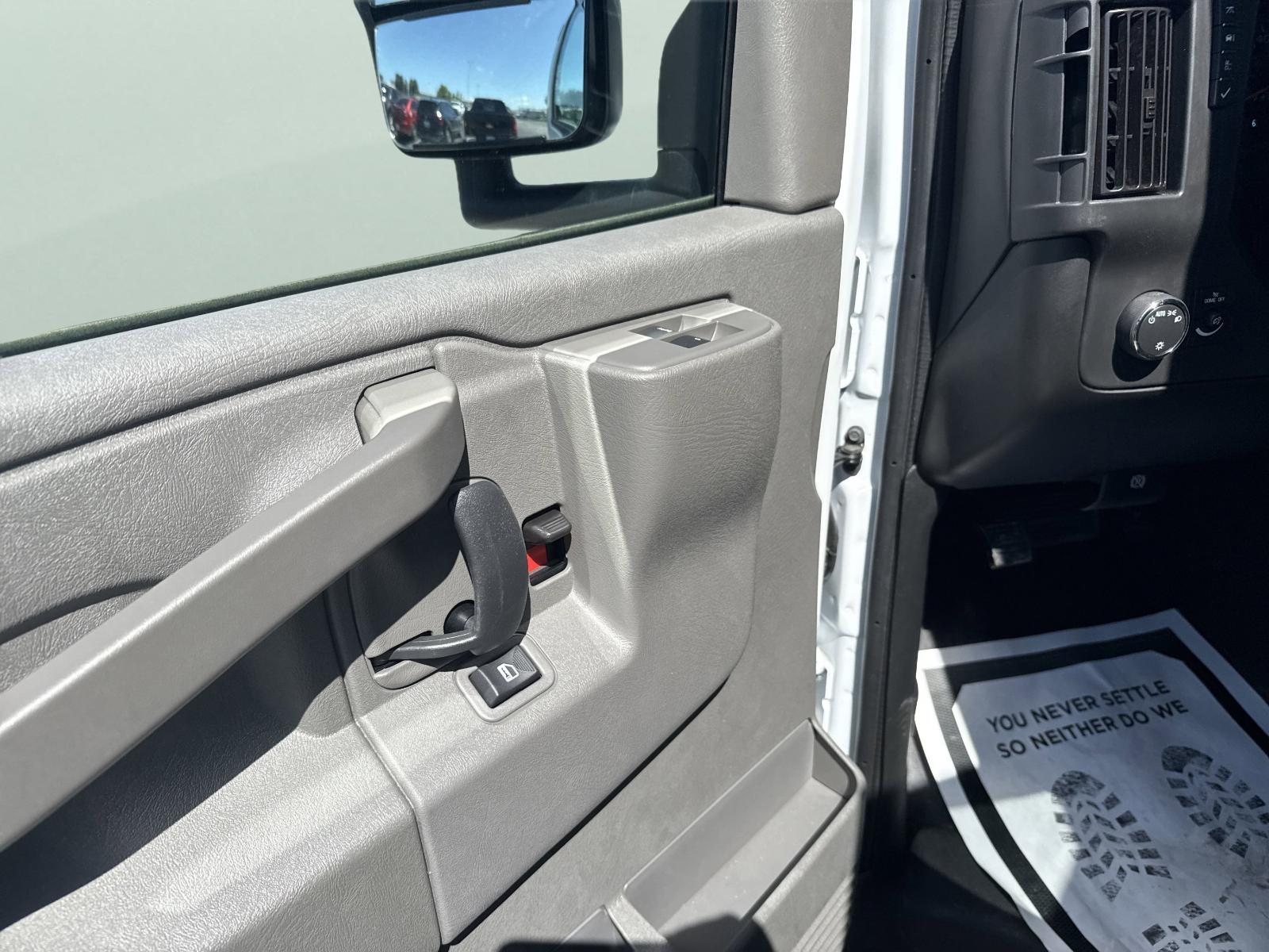 2025 Chevrolet Express Cutaway 3500 Vehicle Photo in GEORGETOWN, TX 78626-7508