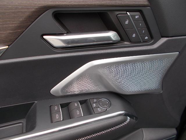 2025 GMC Acadia Vehicle Photo in LOWELL, MA 01852-4336